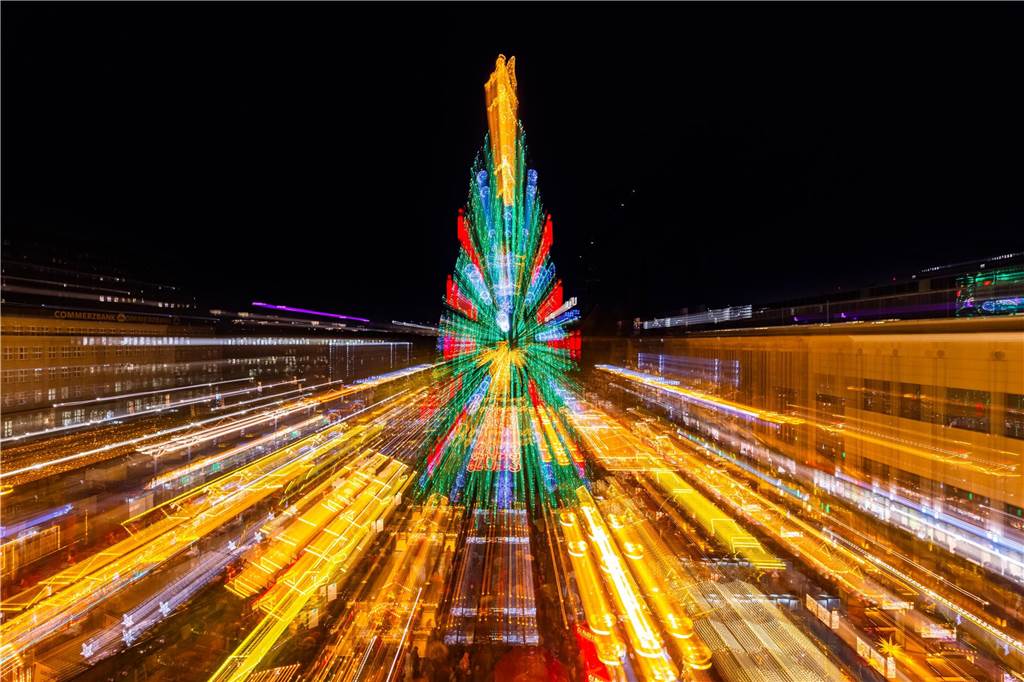 18 Kinder der Schaustellerinnen und Schausteller haben das von Oberbürgermeister Thomas Westphal übergebene Licht zum Riesen-Weihnachtsbaum gebracht.