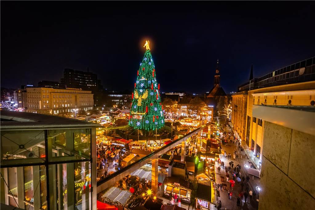 18 Kinder der Schaustellerinnen und Schausteller haben das von Oberbürgermeister Thomas Westphal übergebene Licht zum Riesen-Weihnachtsbaum gebracht.