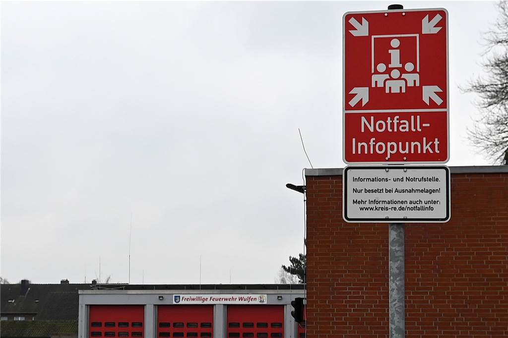 Warnstufe rot: Dorsten erwartet Schneefälle wie lange nicht mehr 18 Notfall-Informationspunkte gibt es in Dorsten, u.a. am Feuerwehrgerätehaus in Wulfen.