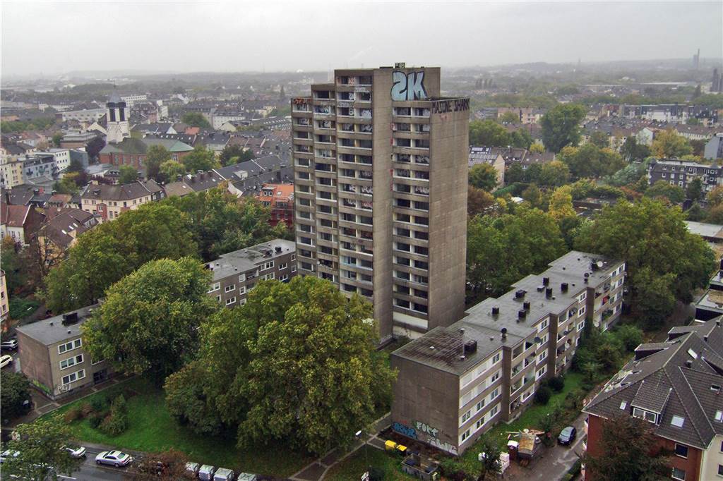 Video-Rundgang: So lebte es sich im „Horror-Hochhaus“ an der Kielstraße 18 Stockwerke Trostlosigkeit: das Horror-Hochhaus steht seit 2002 leer.