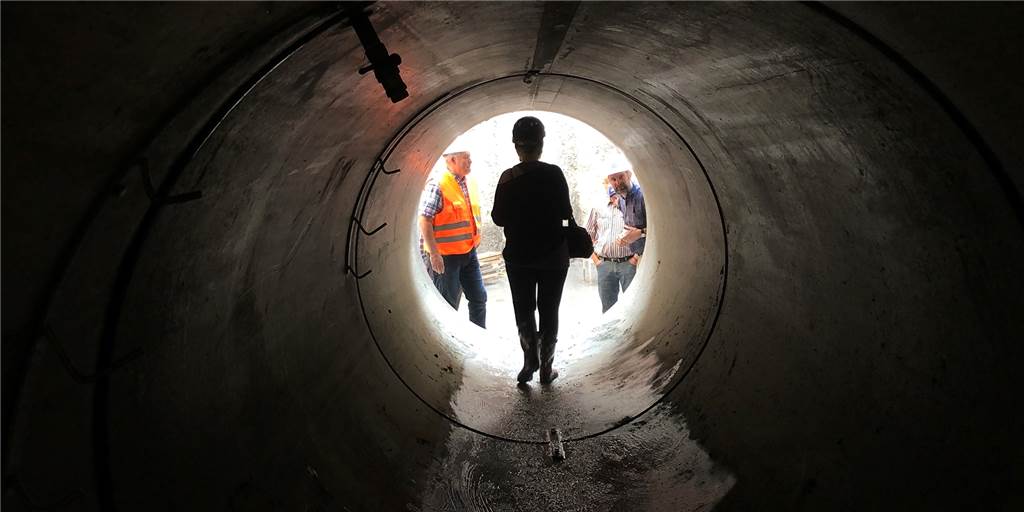 Unter dem Gondelteich in Castrop: Einblick in Millionenprojekt des EUV 1,80 Meter Durchmesser haben die Betonröhren für den Umbau des Landwehrbachs.