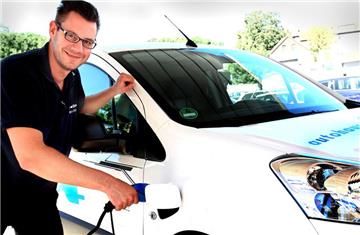 186 E-Autos sind in Dortmund registriert. Beim Autohaus Rüschkamp fährt Markus Schneider mit einem E-Auto Ersatzteile und Zubehör aus.