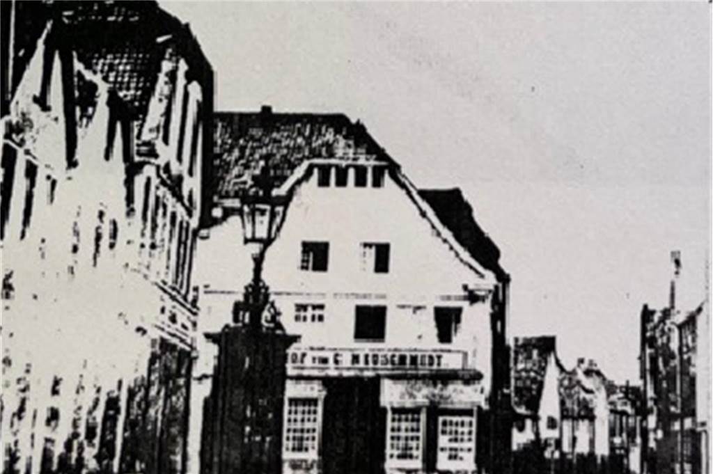 1887 kaufte der frühere Lehrer Karl Neuschmidt das Haus von den Wehrenbolds und betrieb darin das Hotel "Zum Schwarzen Adler".