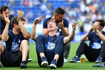 1899-Coach Julian Nagelsmann (M) feiert mit seinen Spielern den direkten Einzug in die Champions League. Foto: Uwe Anspach