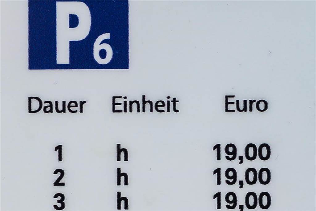 Ärger über Parkgebühr bei Event am Flughafen Dortmund: „Reinste Abzocke“ 19 Euro beträgt die reguläre Parkgebühr auf dem Parkplatz P6 am Flughafen Dortmund. Laut DRF Luftrettung gab es reduzierte Parkgebühren am Tag der Veranstaltung.