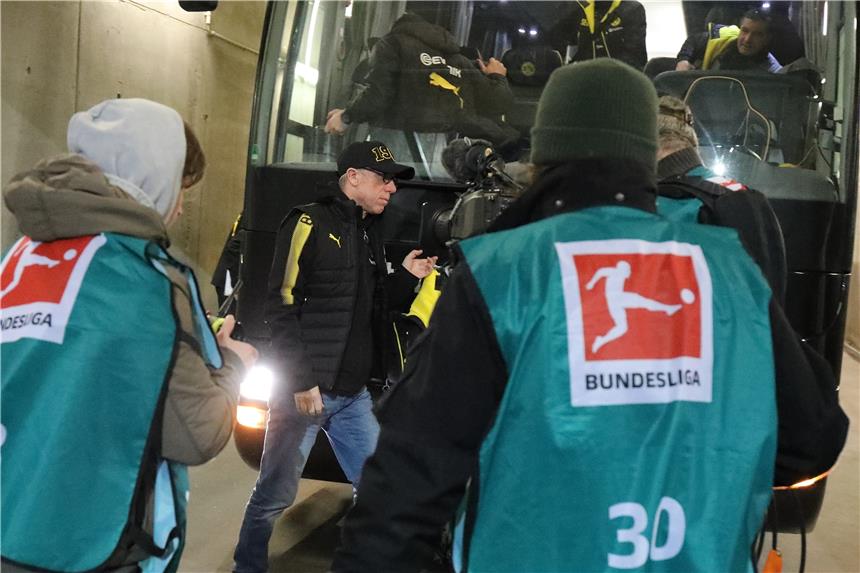 Peter Stöger meistert mit dem BVB die Hürde Mainz 19.05 Uhr: Peter Stöger trifft mit der Mannschaft an der Opel-Arena in Mainz ein.
