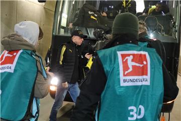 19.05 Uhr: Peter Stöger trifft mit der Mannschaft an der Opel-Arena in Mainz ein.