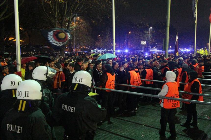 BVB zur Kritik: "Meilenweit an Realität vorbei" 19.12 Uhr: Kontrollen vor dem Stadion: Ordner durchsuchen die Istanbuler Fans.