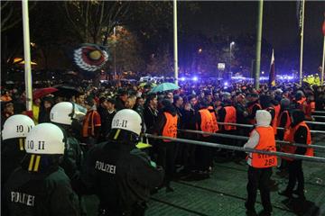 19.12 Uhr: Kontrollen vor dem Stadion: Ordner durchsuchen die Istanbuler Fans.