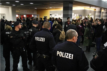 19.15 Uhr: Polizisten beziehen im Foyer ihre Positionen, um die Studierenden von etwa 20 Neonazis, darunter mehrfach verurteilte Gewalttäter, zu trennen.