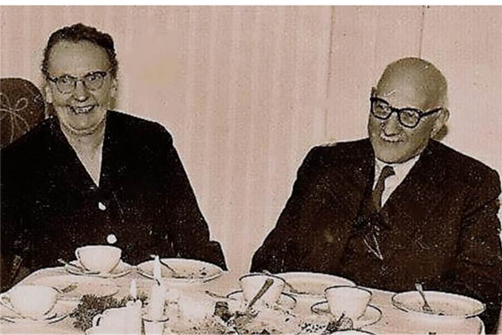 1921 erwarb der Konditor Louis Mönninghoff das Gebäude, das anschließend zu Geschäftsräumen umgebaut wurde. Zwei Jahre später eröffnete sein Bruder Paul gemeinsam mit seiner Frau Hermine (im Bild) "Paul Mönninghoff & Co.", einen Handel mit Fahrrädern, Nähmaschinen, Eisenwaren und vielem mehr.