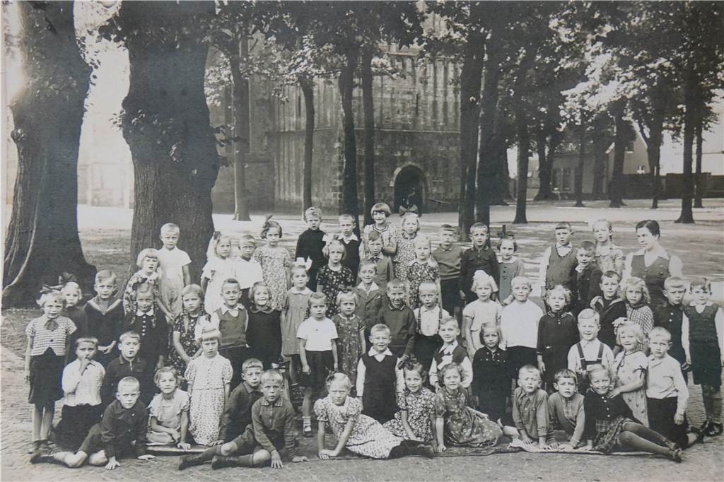 1939 eingeschult: Ursula Umlauf erzählt von ihrer Schulzeit im Zweiten Weltkrieg 1939 – mitten im Zweiten Weltkrieg wurde Ursula Umlauf eingeschult. Im April hatte die Münsterland Zeitung das Klassenfoto, das der Vater von Hubert Wessels, Hubert Wessels senior, in dem Jahr aufgenommen hat, veröffentlicht. Das weckte Erinnerungen bei der Vredenerin.