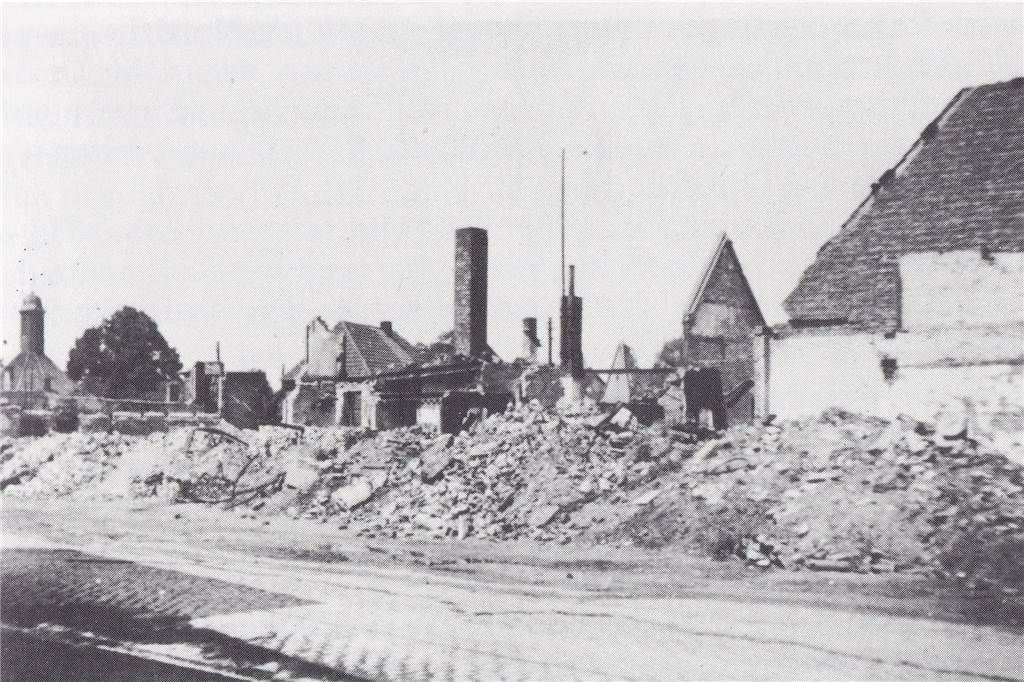 Bomber legten vor 75 Jahren Schermbeck in Schutt und Asche 1945 entstand dieses Bild von der Mittelstraße und der nördlich angrenzenden Bausubstanz. Links die unzerstörte ehemalige reformierte Kirche.