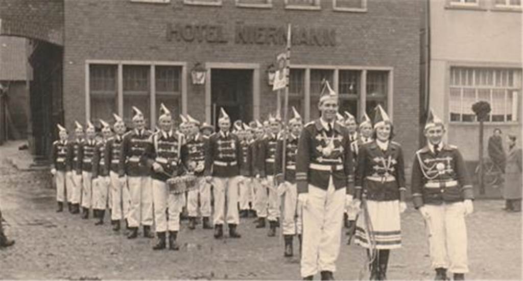 1950 war das: Die junge Prinzengarde mit ihrem ersten Funkenmariechen Mechtild Niewind.