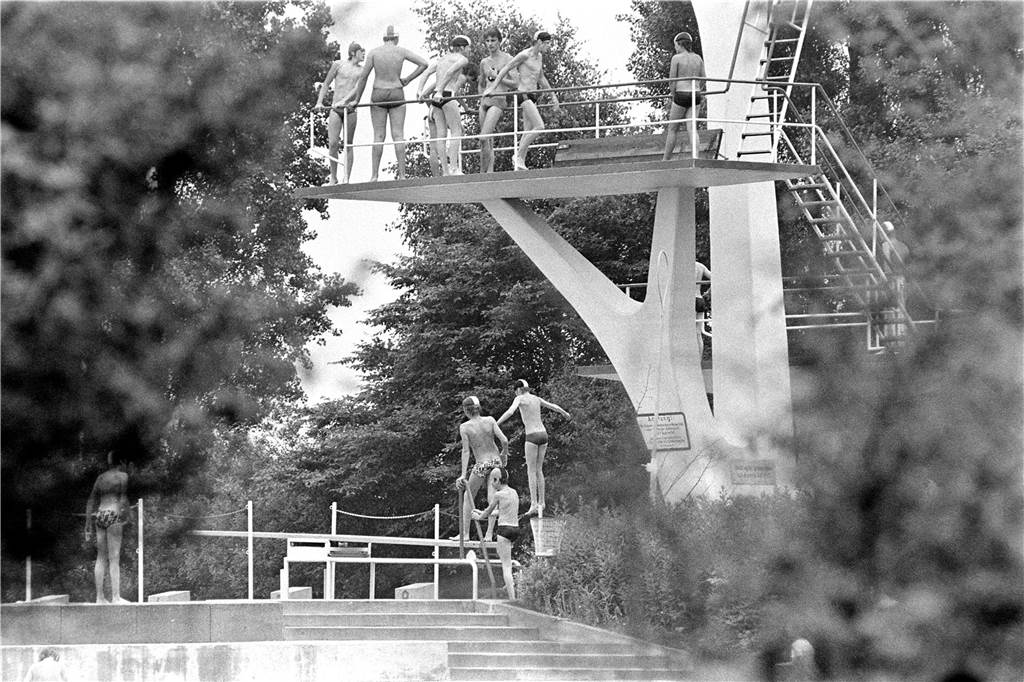 1953 hatte die Gemeinde Altlünen den Grund am Cappenberger See erworben und drei Jahre später sprangen die ersten Badegäste ins noch unbeheizte Nass. Das Bild entstand 1979.