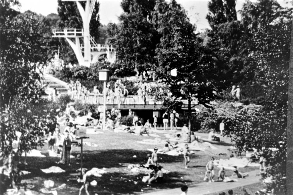 1953 hatte die Gemeinde Altlünen den Grund am Cappenberger See erworben und drei Jahre später sprangen die ersten Badegäste ins noch unbeheizte Nass. Das Bild entstand 1979.
