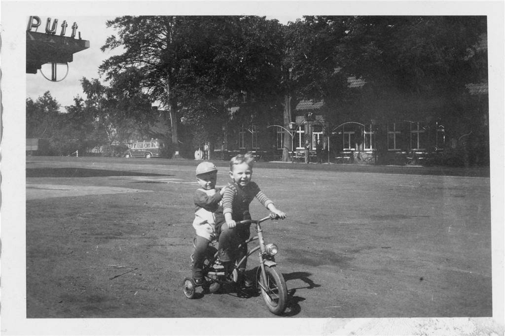 In fast 20 Kneipen in Sythen konnte man früher ein Bier heben 1955 waren Heinz Stiller (vorne) und Sozius Peter Tuschmann ihrer Zeit voraus. Sie stiegen vor dem „Drügen Pütt“ an der Münsterstraße, der Hauptverkehrslinie zwischen Ruhrgebiet und Hamburg, aufs Zweirad. Heute brausen hier an Sommertagen die Motorräder zum gleichnamigen Bikertreff.