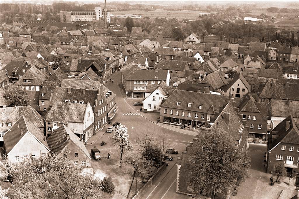 Brauhaus-Abriss: Erinnerungen an durchfeierte Nächte, Boxen und Sportlerbälle kommen hoch 1959 stieg Anton Esseling auf den Turm der St.-Georg-Kirche, das Haus Kleine hebt sich in Weiß ab.