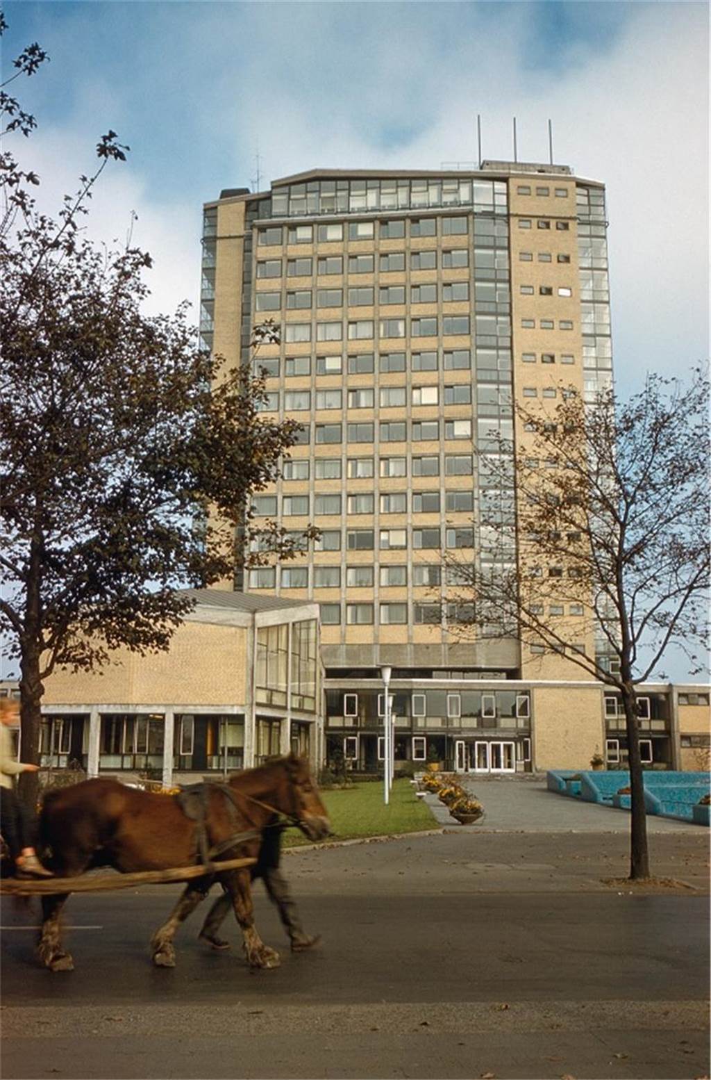 1960: Am 5. Oktober 1960 wird das Lüner Rathaus eingeweiht. 25. 000 Menschen, darunter Willy Brandt, Berlins Regierender Bürgermeister, sind vor Ort.