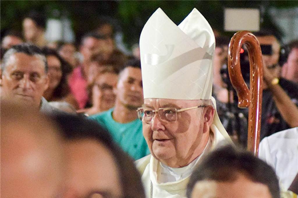 Bischof em. Josef Haring ist tot: Ein leidenschaftlicher Missionar Bischof Haring inmitten von Gläubigen