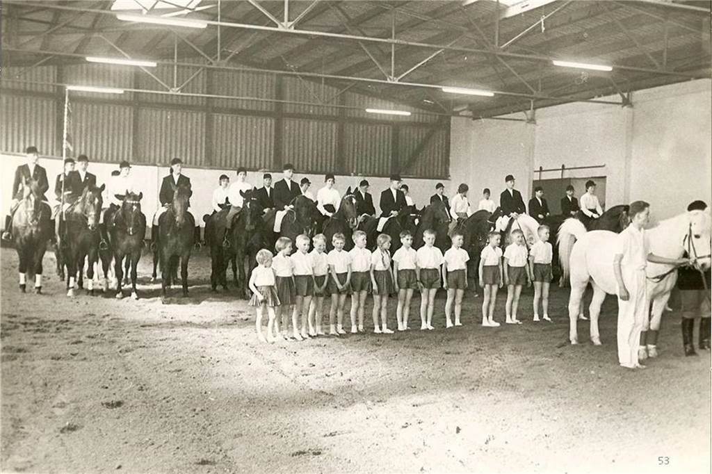 Passion für den Reitsport: Reitverein Barop feiert 100. Jubiläum Zur Einweihung der Halle stehe Pferde und Menschen in der neu eröffneten Reithalle.