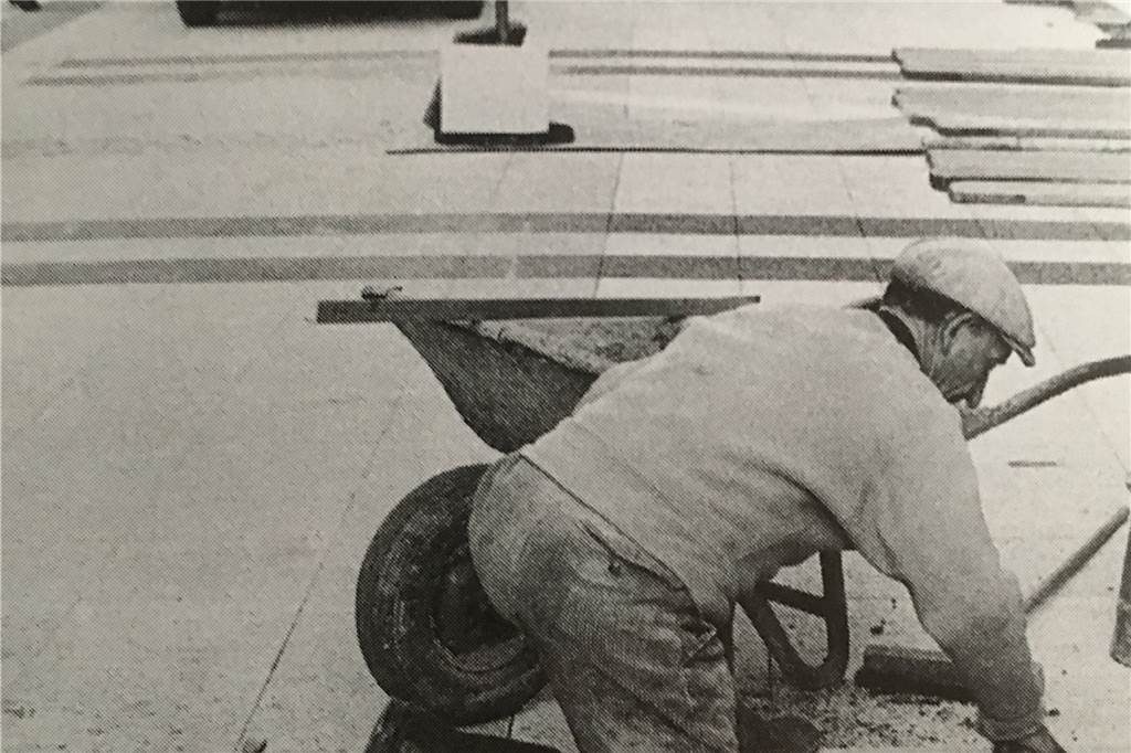 1964 wurde der Westenhellweg mit neuem Pflaster zur Fußgängerzone.