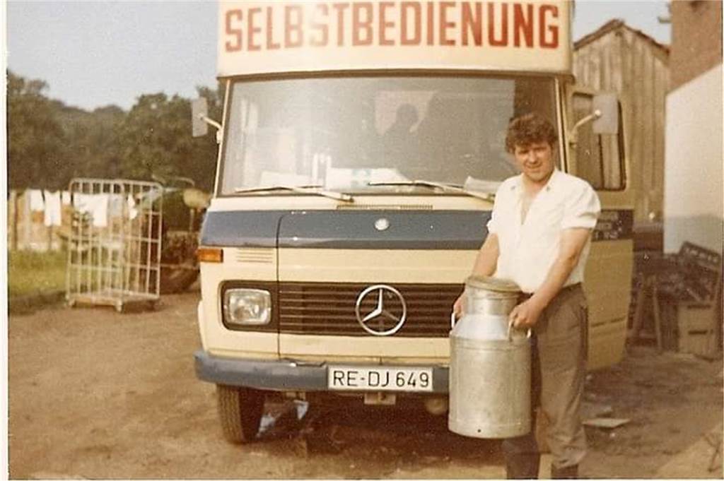 Getränkemarkt in Dorsten schließt nach über 52 Jahren Johann Hinsken steht mit einer Milchkanne vor einem Bulli im Jahr 1970.