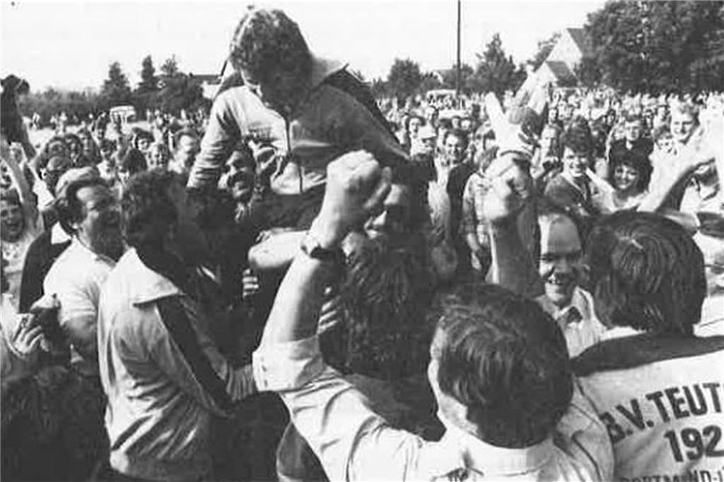 Einst spielten die Dortmunder gegen den FC Arsenal, heute kickt der Klub in der C-Liga 1979 stieg Teutonia Lanstrup in die Landesliga auf, die Freude war riesig.