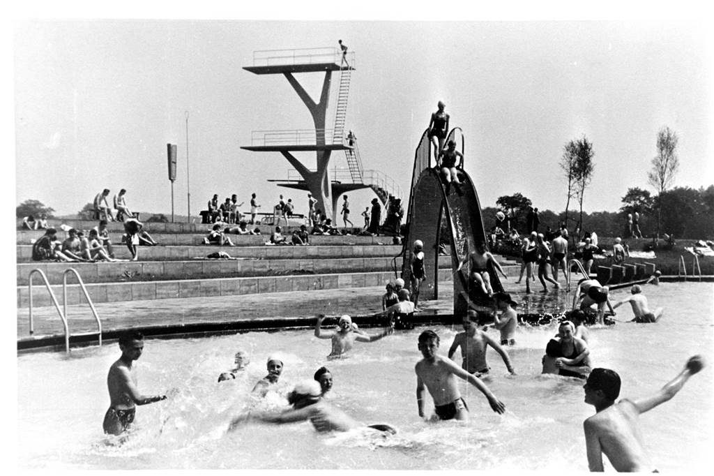 1980 gab es mehrere Schwimmbecken sowie einen Sprungturm mit 10, 5, und 3 Meter Brett und einem dazugehörenden tiefen Becken.