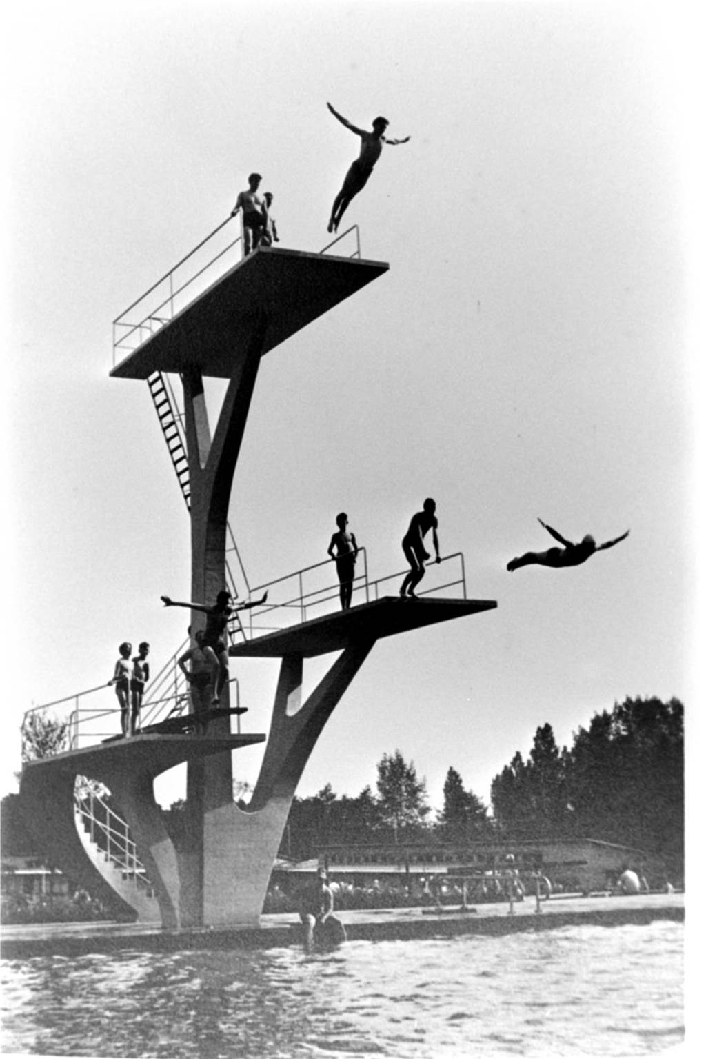 1980 gab es mehrere Schwimmbecken sowie einen Sprungturm mit 10, 5, und 3 Meter Brett und einem dazugehörenden tiefen Becken.