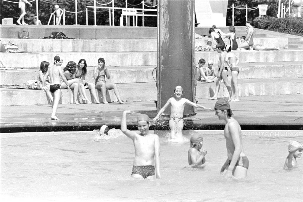 1980 gab es mehrere Schwimmbecken sowie einen Sprungturm mit 10, 5, und 3 Meter Brett und einem dazugehörenden tiefen Becken.