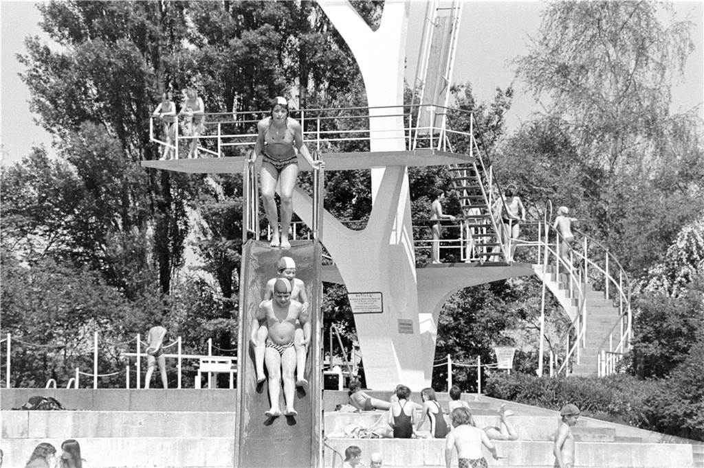 1980 gab es mehrere Schwimmbecken sowie einen Sprungturm mit 10, 5, und 3 Meter Brett und einem dazugehörenden tiefen Becken.