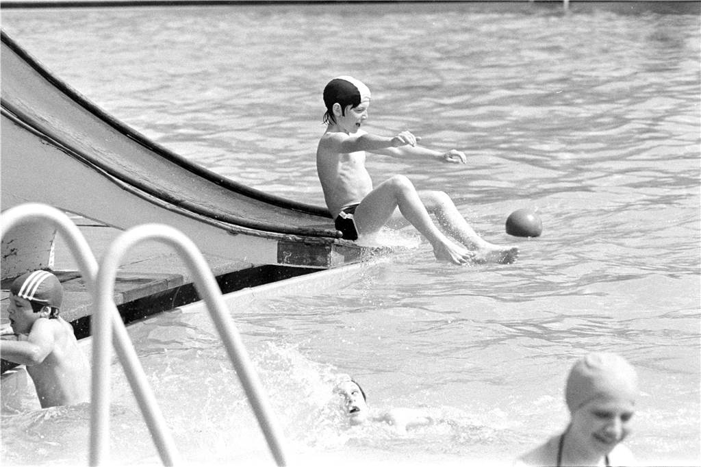 1980 gab es mehrere Schwimmbecken sowie einen Sprungturm mit 10, 5, und 3 Meter Brett und einem dazugehörenden tiefen Becken.