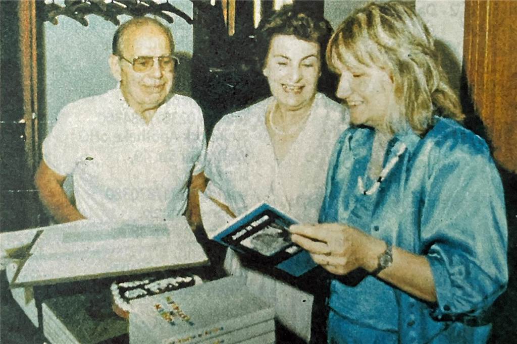 Ehrendoktor für Ruth Oppenheim (94): 1940 flüchtete sie aus Werne vor den Nazis 1986 besuchten Hannelore Adler, geb. Heimann (M.) und ihr Mann Werne. Rechts die damalige Museumsleiterin Heidelore Fertig-Möller.