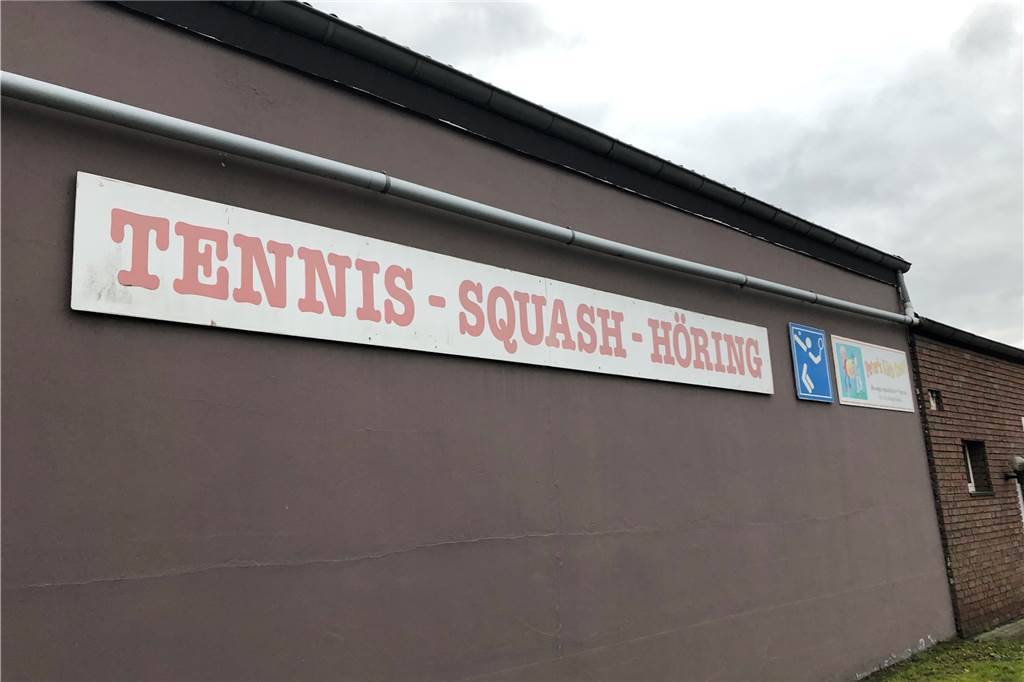 Tennis, Squash und Sauna: In Bork steht ein ganzer Sportkomplex zum Verkauf 1987 baute der Inhaber seine Halle im Borker Gewerbegebiet.