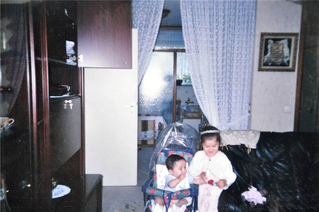 Video-Rundgang: So lebte es sich im „Horror-Hochhaus“ an der Kielstraße 1994 zogen die Mbarkis in die Wohnung in der Kielstraße 26. Das Bild zeigt die beiden Kinder der Mbarkis, Hamza und Joulia, im Wohnzimmer, dahinter die Essecke und die Küche, etwa 1998.