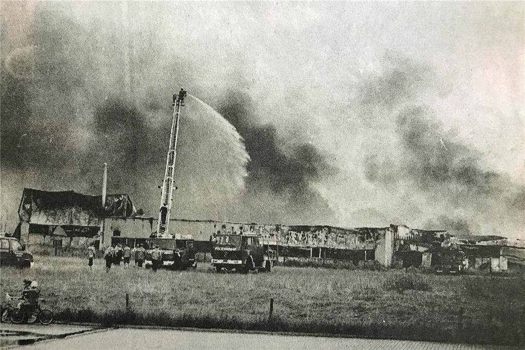100 Jahre Tischlerei Tenhumberg: So sieht die Zukunft der Firma aus Altes Foto: Löschwagen versuchen, einen Firmenbrand zu löschen.