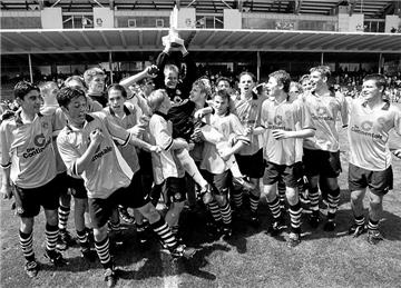 1998 gewann der BVB gegen den VfB Stuttagrt mit 5:4 im Elfmeterschießen.