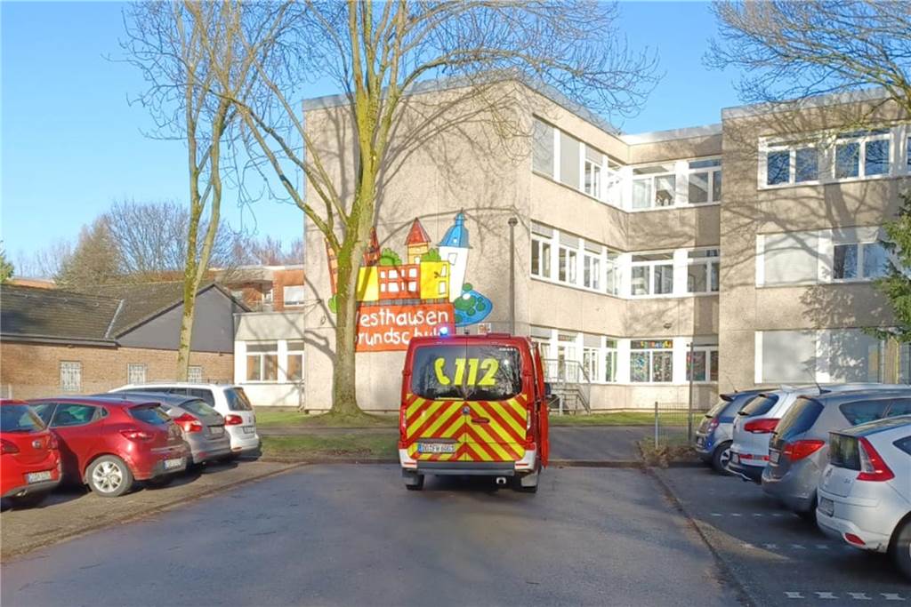 Fauliger Geruch an Grundschule: Feuerwehr findet eine natürliche Ursache Ein Einsatzfahrzeug der Feuerwehr steht am Donnerstagmorgen vor der Westhausen-Grundschule in Westerfilde