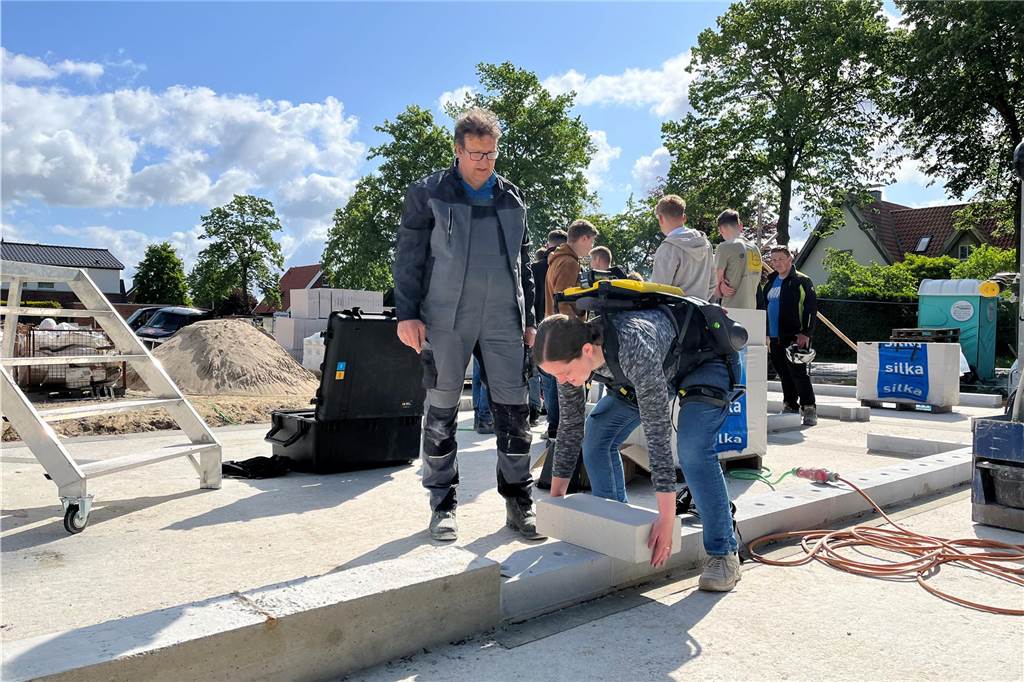 Technik gegen den Fachkräftemangel: Vredener Firma testet Exoskelett 20 Kilo? Schafft unsere Redakteurin bestenfalls auch ohne Unterstützung. Doch das Exoskelett macht es deutlich einfacher.