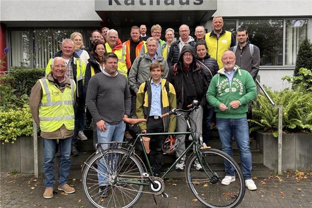 Auf dem Prüfstand: Ludger Nieland testet Südlohns Fahrradfreundlichkeit Männer und Frauen mit einem Rad