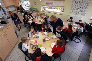 20 Kinder finden im kleinen Speiseraum der OGS Heek Platz. Viel zu wenig, wenn man bedenkt, dass aktuell 58 Kinder in die OGS gehen.