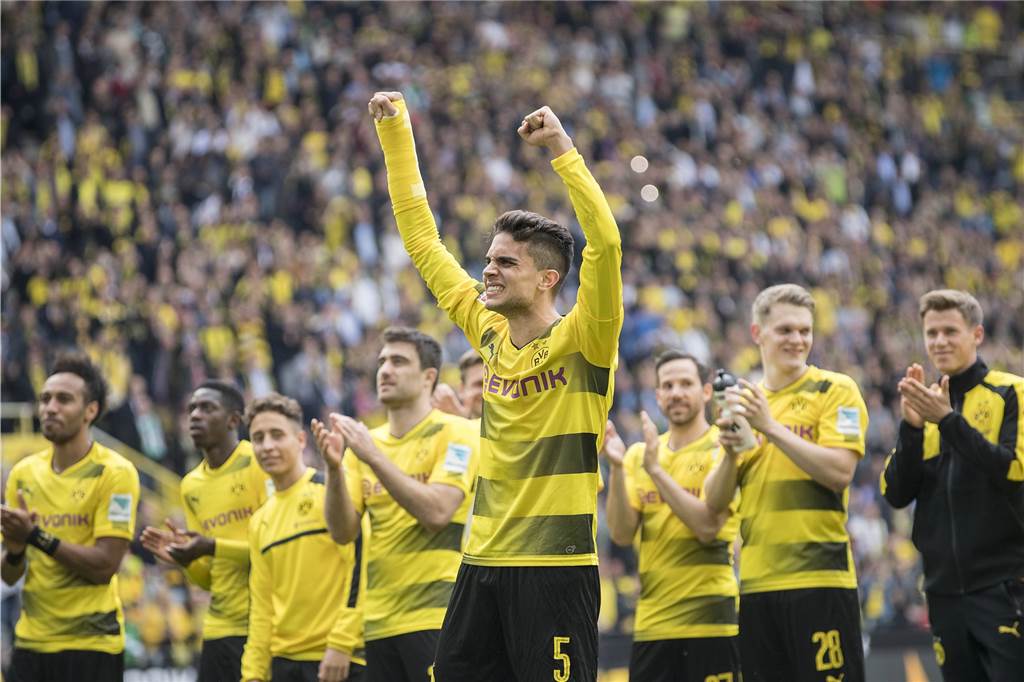 20. Mai 2017: Marc Bartra nach dem 4:3 im letzten Saisonspiel gegen Werder Bremen vor der Südtribüne. Eine extrem emotionale Situation.