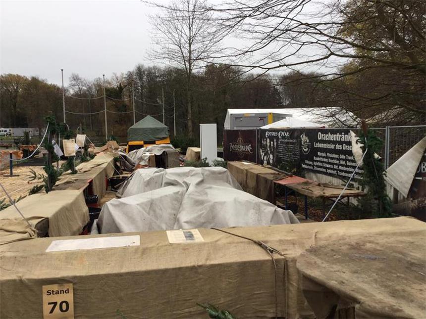 Sturm verwüstet Mittelaltermarkt im Fredenbaum 20 Prozent aller Stände wurden durch den Sturm zerstört.