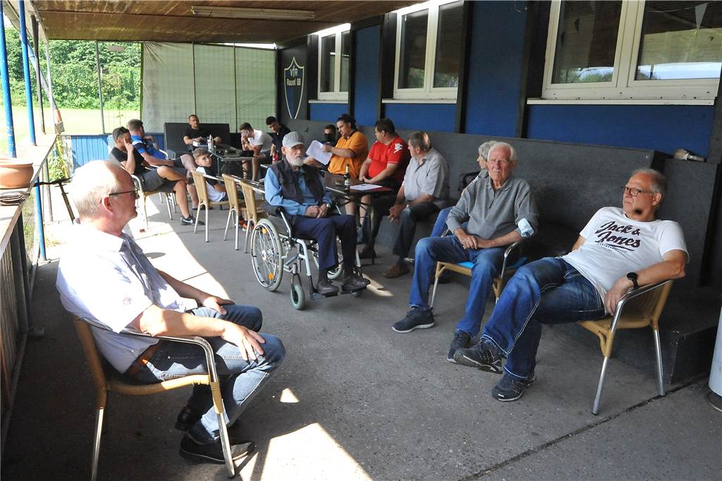 VfR Rauxel hat neuen Vorsitzenden und räumt noch nicht das Feld 20 VfR-Mitglieder hatten sich zur Jahreshauptversammlung der Rauxeler im Waldstadion eingefunden. Die Versammlung fand unter dem Vordach des Vereinsheims statt.