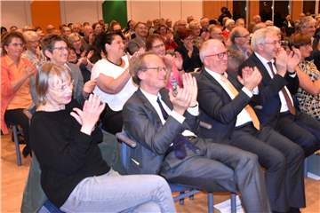 200 Gäste feierten im Hansesaal das 100-jährige Jubiläum der Volkshochschule.