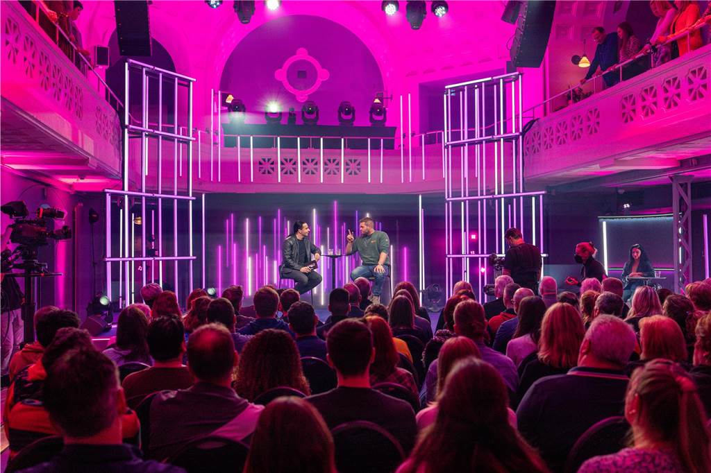TV-Auftritt mit Bülent Ceylan: Benedikt Hülsbusch erklärt das Wetter 200 Studiogäste waren bei der Aufzeichnung in Heidelberg vor Ort.
