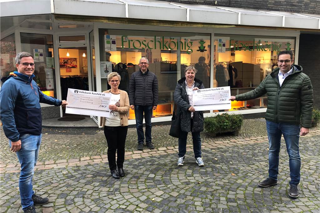 „Froschkönig“: Erfolgsgeschichte mit guter und günstiger Kleidung 2000 Euro aus dem Überschuss des "Froschkönigs" wurden gespendet. Über jeweils 1000 Euro freuen sich Matthias Sümpelmann (l.) von den Burgmusikanten und Christian Willing vom Fanfarencorps Raesfeld. Dagmar Vogt (2.v.l.), Pfarrer Michael Kenkel (M.) und Ehrenamtskoordinatorin Monika Neumann (2.v.r.) sind froh, wie gut das Konzept der Kleiderstube funktioniert.
