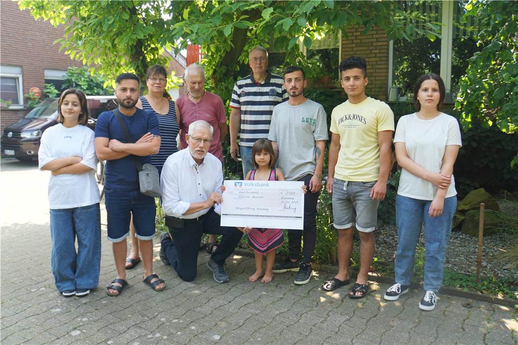 Sechs syrische Waisen leben seit vier Monaten bei Familie Homann Reinhard Hartwig von der Bürgerstiftung Ascheberg überreicht der Familie die Spende über 2000 Euro.