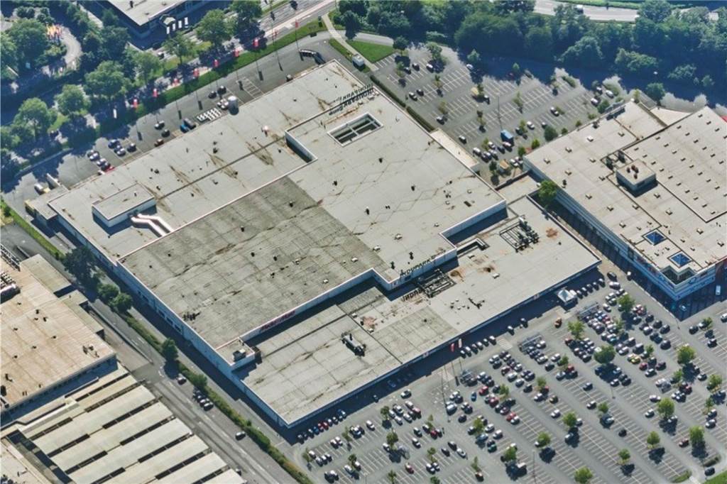 Solaranlage versorgt Geschäfte im Indupark Shopping Center mit Strom Luftbild vom Indupark Shopping Center.